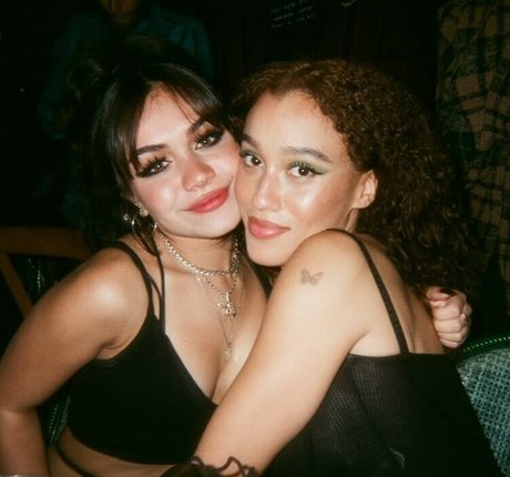 Tara Yummy desnudos de estrellas porno imagen