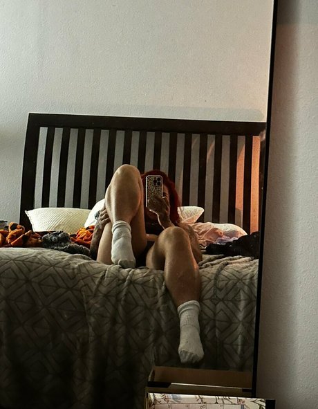 PoofBallDemon actriz atractiva imagen