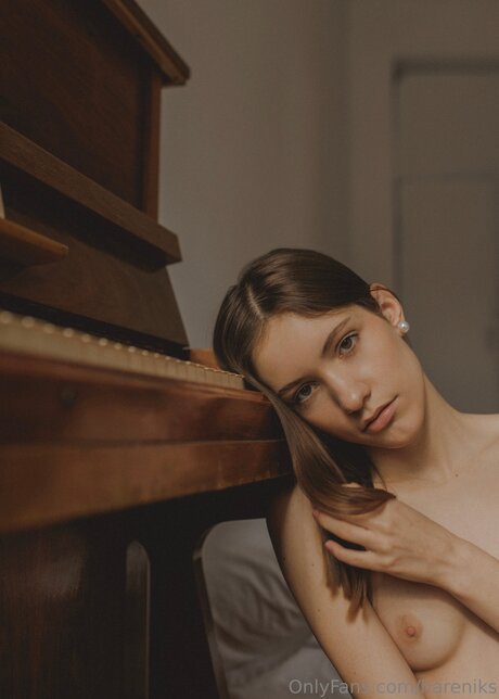 hareniks modelo desnudos foto