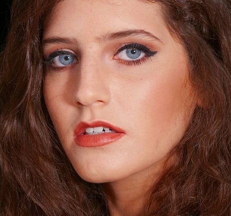 Moria Akons modelo de arte fotos