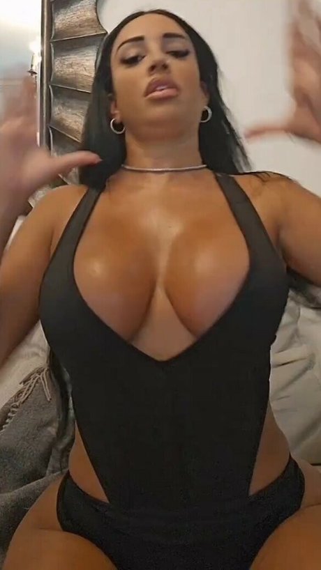 Mikaelabrbs modelo erótico fotos