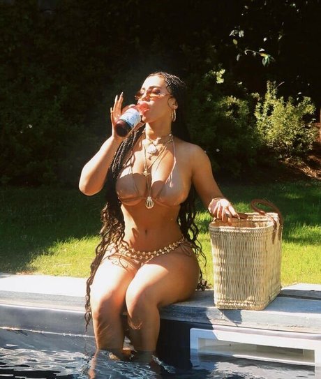 Asia Monet Ray modelo desnudo imágenes