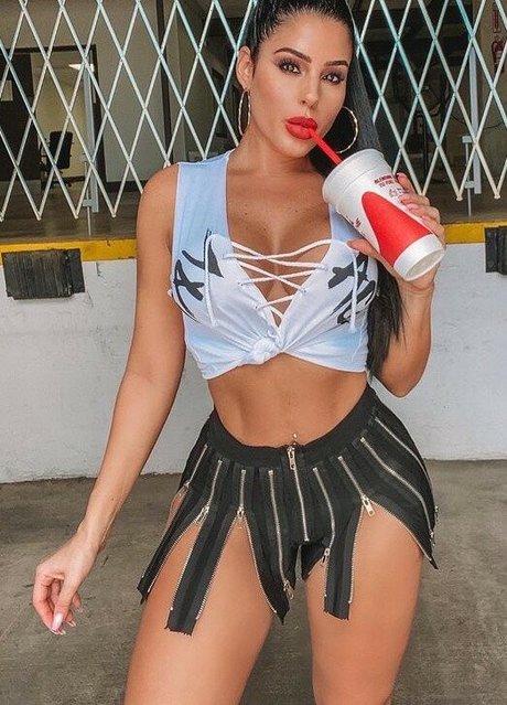 Stephanie Ball modelo atractivo galerías