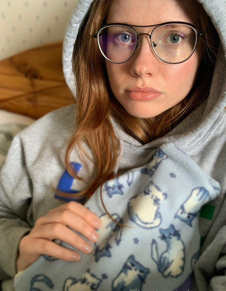 charlotteglowsup actriz erótica galerías