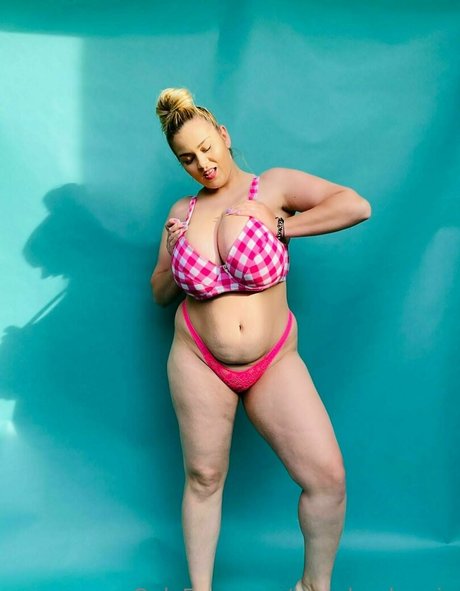 hugeboobserin actriz atractiva imágenes