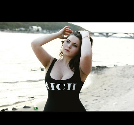 Anna Bernadi actriz atractiva fotos