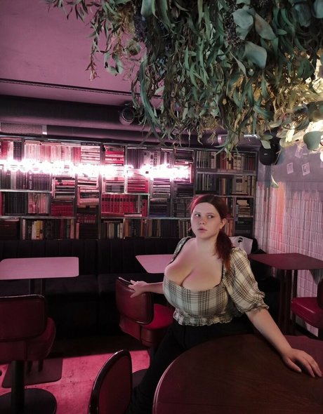 Anna Bernadi estrella erótica imágenes