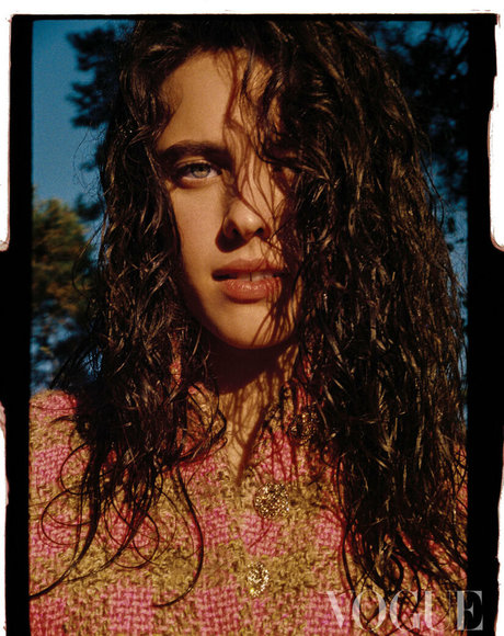 Margaret Qualley estrella desnuda galerías