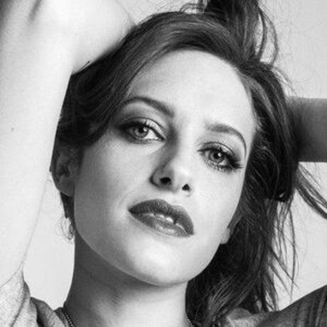 Carly Chaikin estrella agradable imágenes