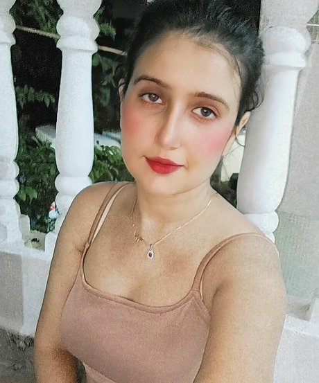 Aniza Hazel bonita estrella porno imagen