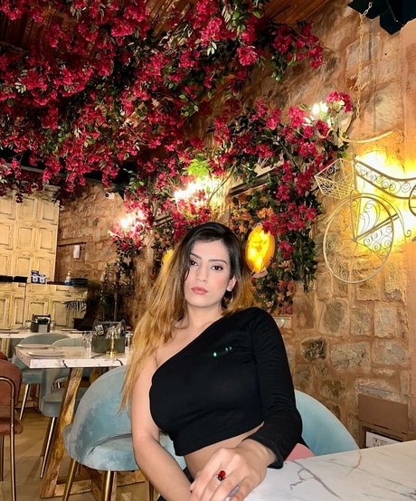 Akshita Dutta estrella porno hd imágenes