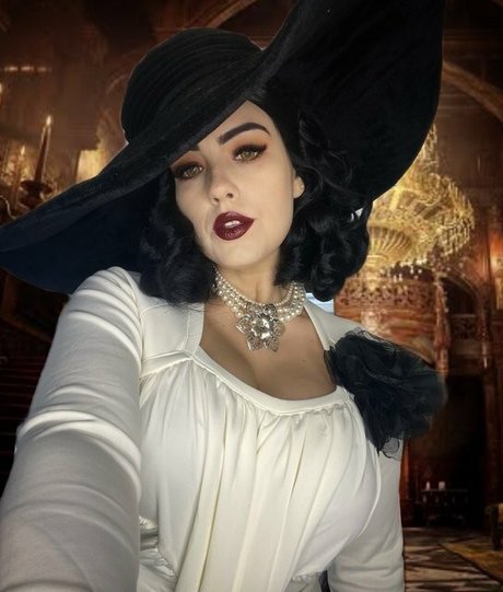 Lady Dimitrescu estrella porno caliente fotos