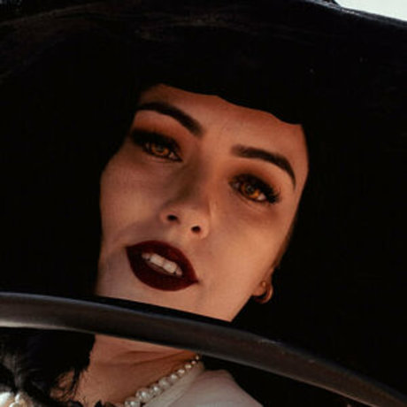 Lady Dimitrescu modelo xxx fotos