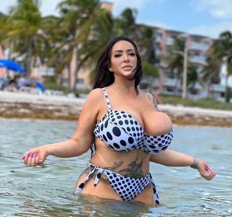 Kristine J modelo xxx foto