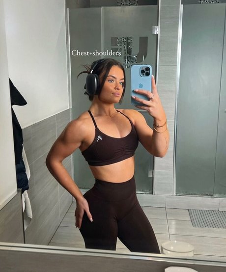 MIA GREEN estrella atractiva imagen