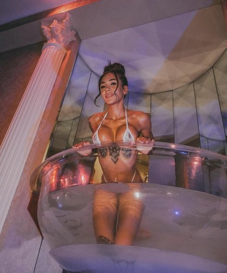 Leena Wild estrella pornografica galería