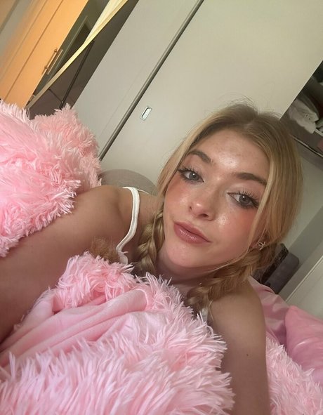 rileymaetwo estrella porno erótica imagen