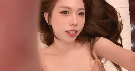 X nainnn modelo de arte galería