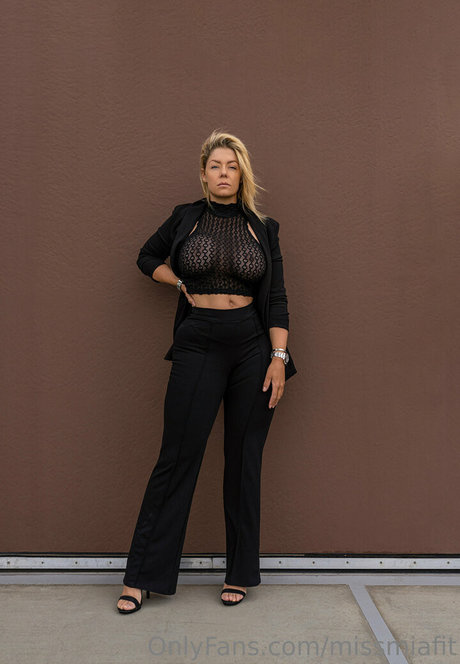 MI4 S4ND actriz adulta foto