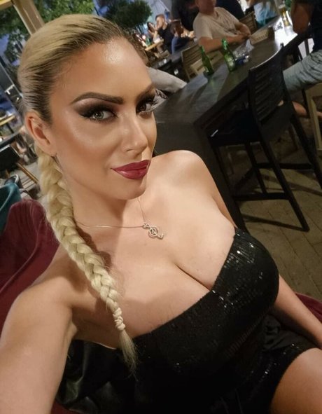 Tea Stosevska estrella adulta galerías