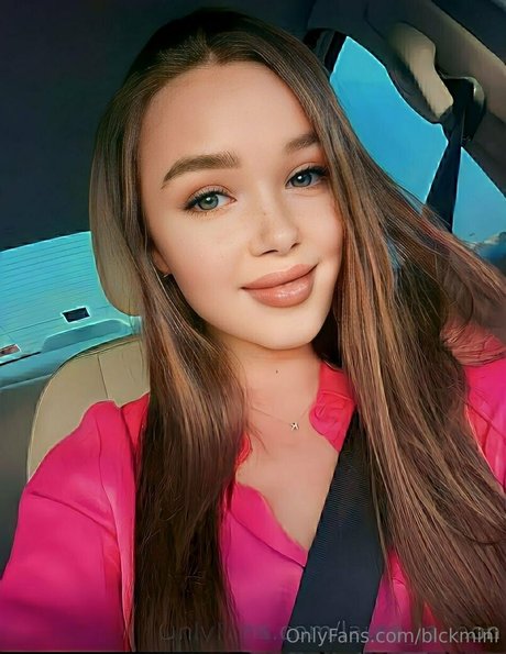 blckmini modelo agradable foto