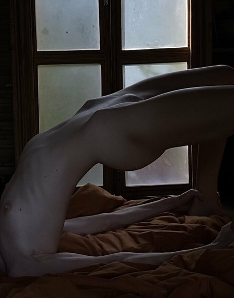 Ivi Alterego modelo desnudo archivo