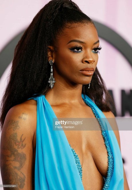 Ari Lennox modelo erótico galerías