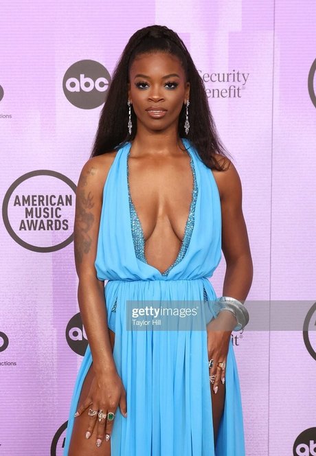 Ari Lennox estrella porno galerías