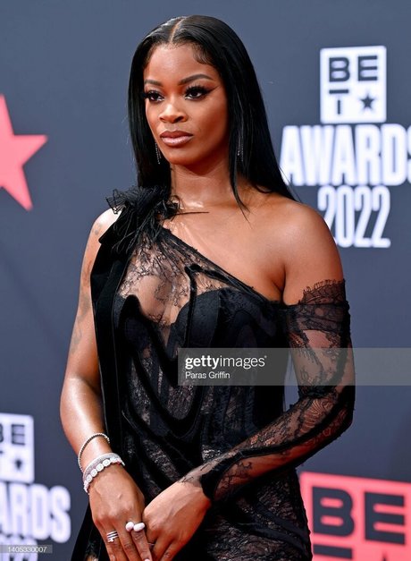 Ari Lennox modelo superior imagen