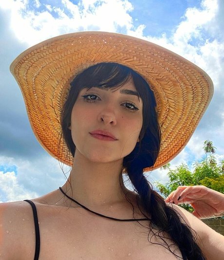 Samanta Bravin modelo superior imágenes