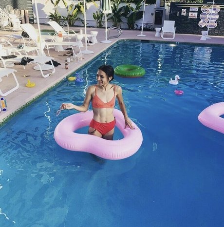 Alyssa Limperis modelo caliente archivo