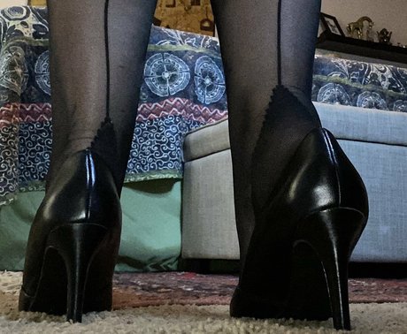 youlovemyfeettrample estrella porno sexy imagen