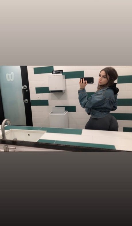 Chloe Flores modelo exclusivo imágenes