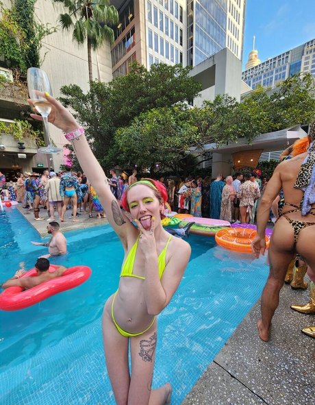 Anya Volz actriz de desnudos archivo