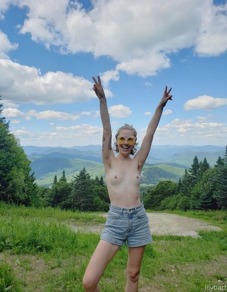 Anya Volz modelo superior imagen