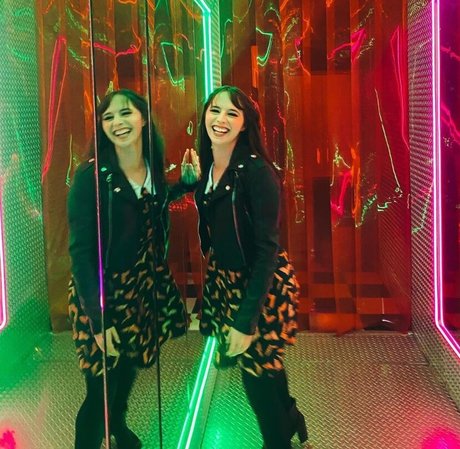 Chelsea Cook modelo desnuda archivo