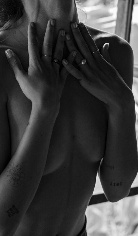 Vanessa Moe modelo desnudo galería