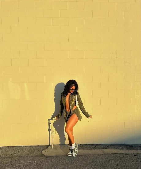 Scarlet May modelo de alta calidad imágenes