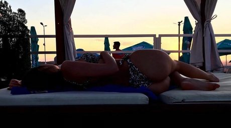 Tea Divljak buena estrella porno foto