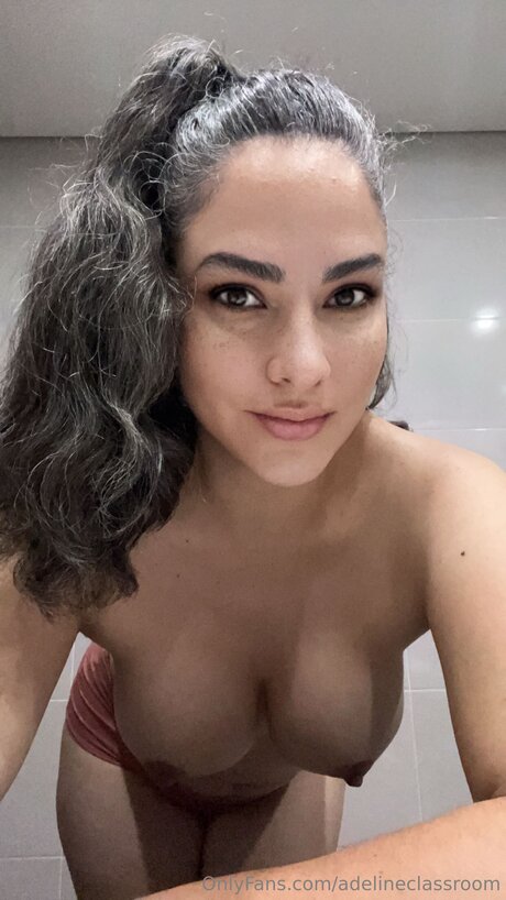 adelineclassroom bonita actriz imágenes