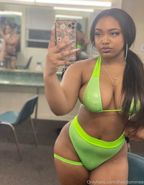 theedommee modelo desnudo imagen