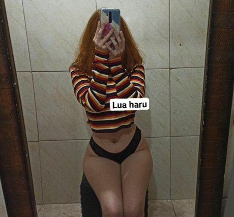 Lua Haru modelo superior foto