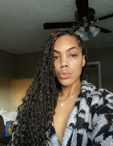 leahsade estrella desnuda fotos