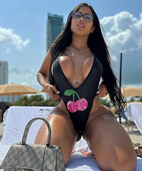 Karen Havary modelo superior foto