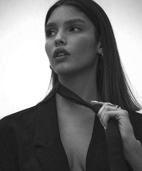 Yaheli Ovadya modelo desnuda galería