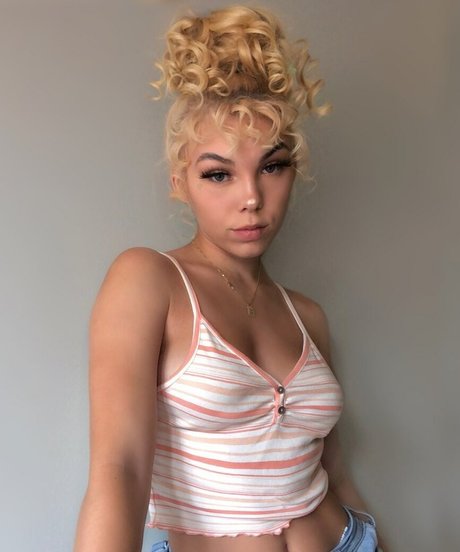 Itslovelyava modelo agradable foto