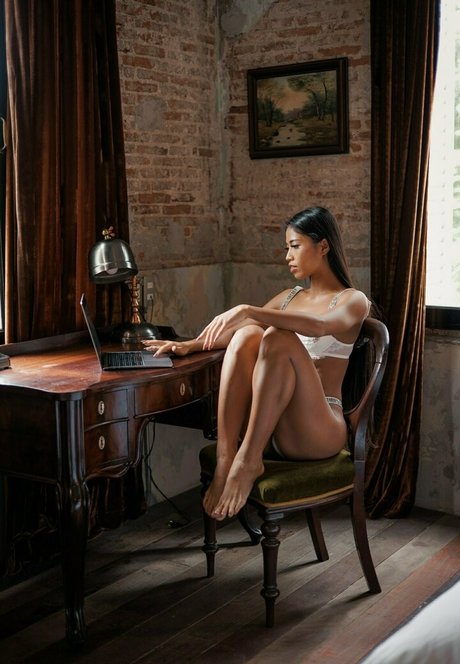 maiplaytime modelo desnuda galerías