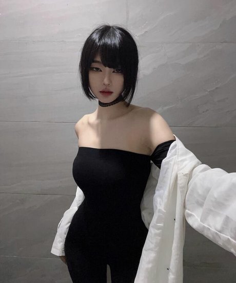 Daturakisses modelo erótico archivo