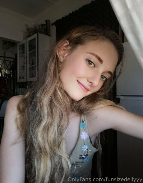 funsizedellyuwu hermosa estrella porno imagen