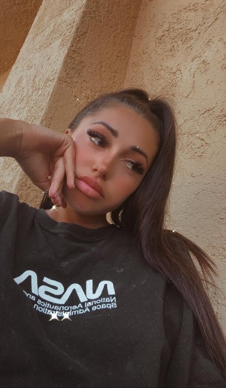 Chloe Reynolds arte modelo galerías